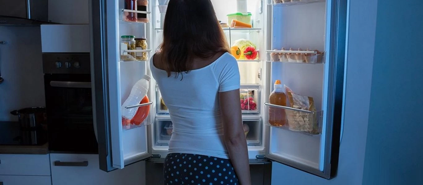 Βραδινές λιγούρες: Δείτε τι να φάτε για να μην παχύνετε